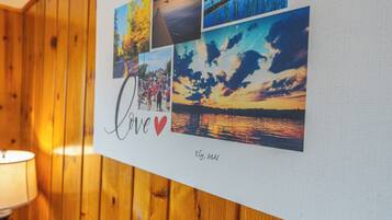 Een muur met een fotocollage en de tekst 'Love' met een hartsymbool.