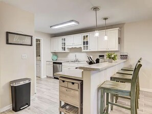 Fridge, microwave, oven, stovetop - Family Owned BRANSON CONDO WITH BALCONY overlooks pool & playground#5 - Wi-Fi  (Branson)