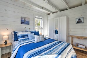 1 bedroom, desk, Internet, bed sheets