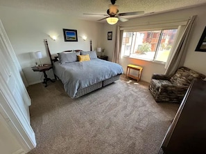 2 bedrooms, iron/ironing board, WiFi, bed sheets - Family Owned Walk in Condo with Balcony -ramp access#6 (Branson)