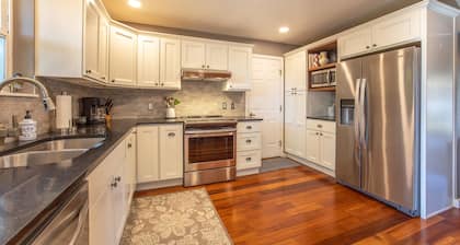 Adorable Remodeled, Quiet, Near Town, Fenced Yard, Pet Friendly