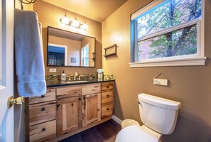 Tina con regadera, secadora de cabello, toallas