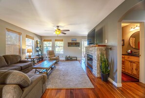 Televisión y chimenea