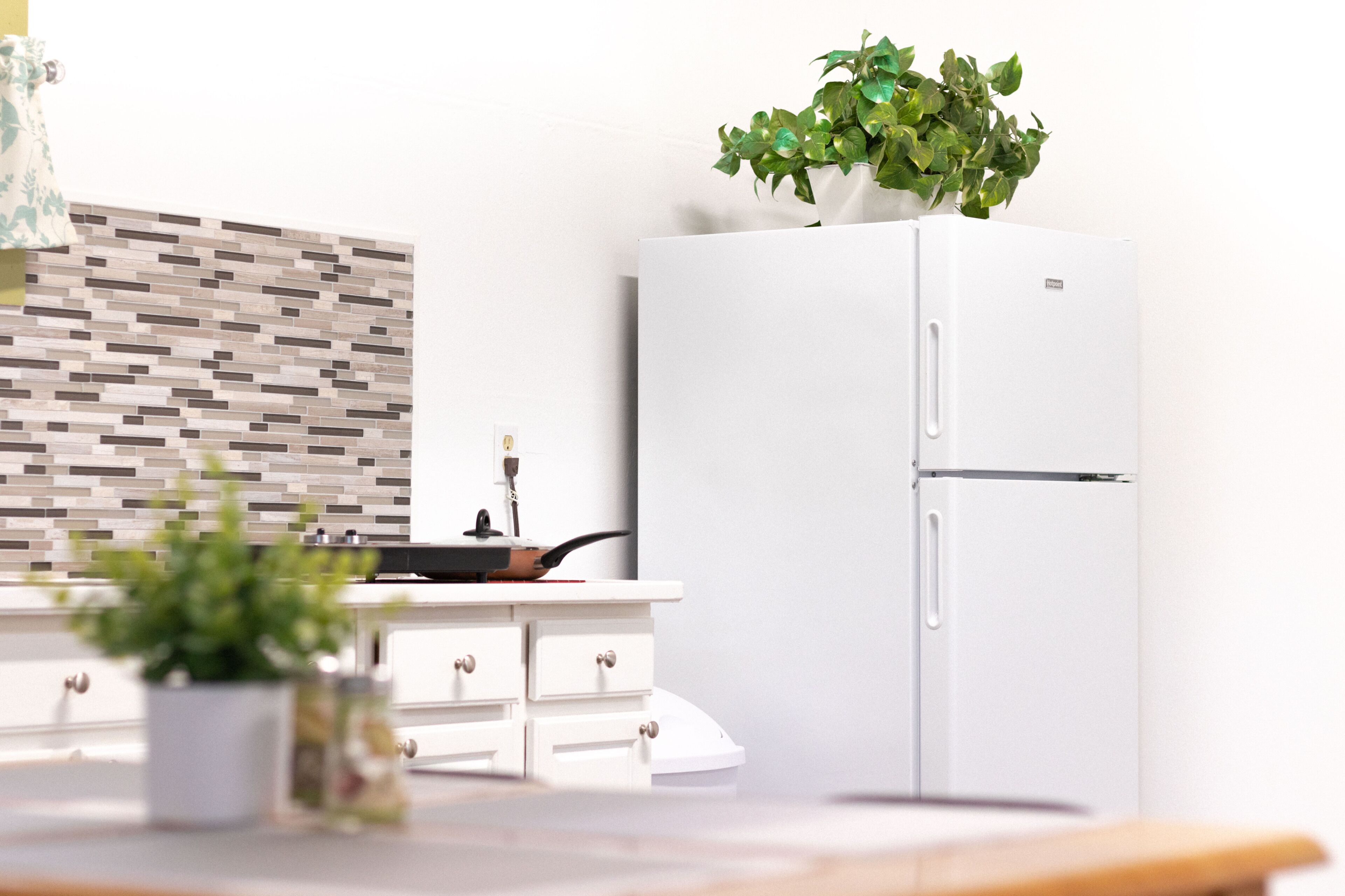 Réfrigérateur, micro-ondes, plaque de cuisson, cafetière/bouilloire