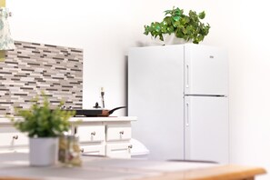 Kjøleskap, mikrobølgeovn, kokeplater og kaffetrakter/tekoker