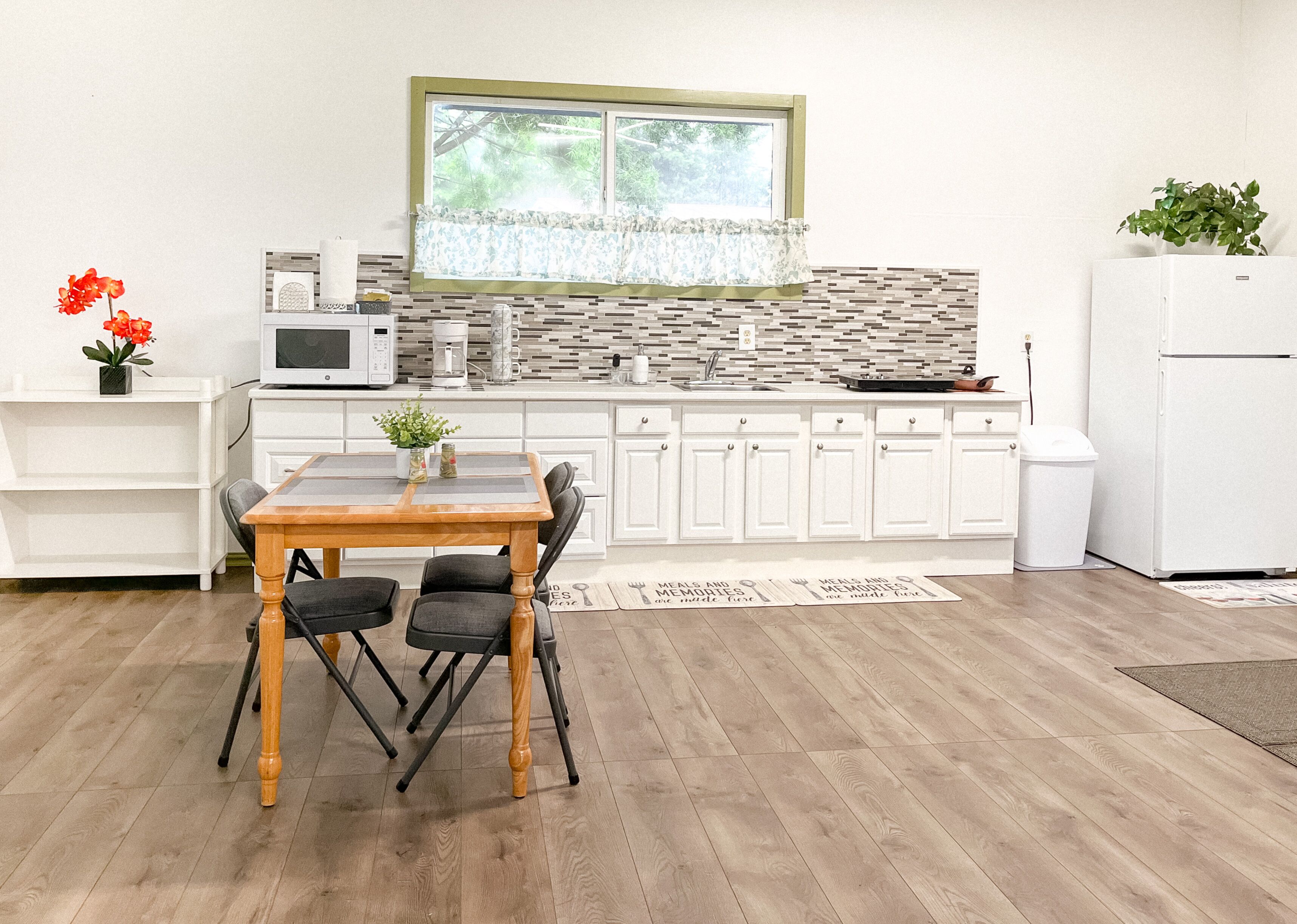 Réfrigérateur, micro-ondes, plaque de cuisson, cafetière/bouilloire