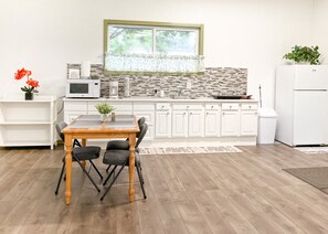 Kjøleskap, mikrobølgeovn, kokeplater og kaffetrakter/tekoker