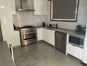 Fridge, microwave, oven, stovetop - Beach Daze House walking distance to Town (Exmouth)