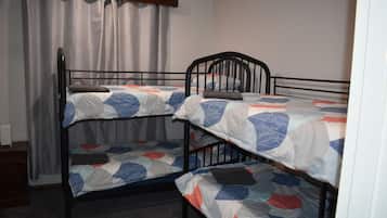 4 quartos, ferros/tábuas de passar roupa, berço de viagem