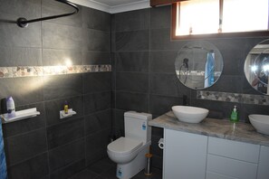 Combined shower/tub, towels