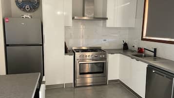 Geladeira, micro-ondas, fogão, cooktop