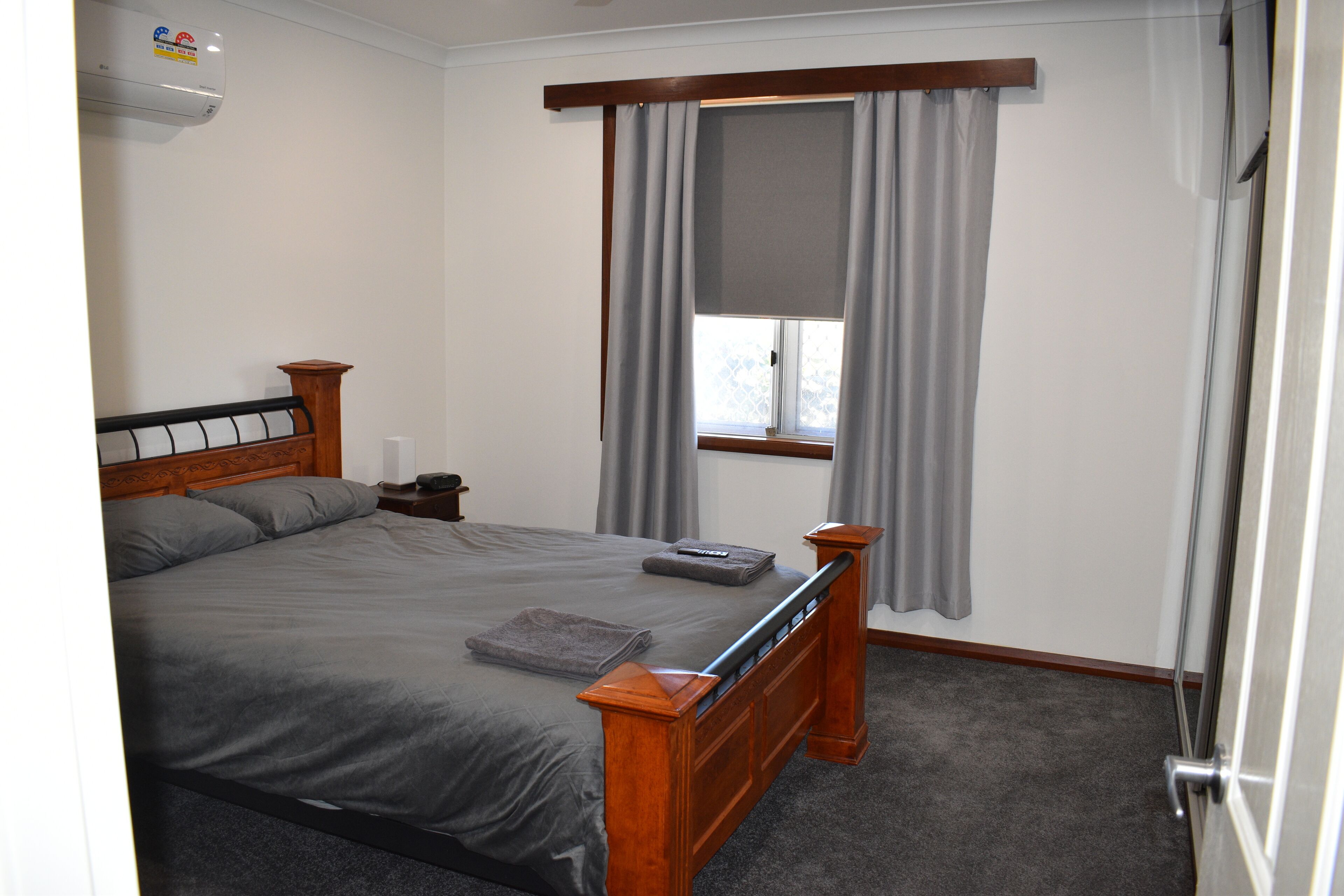 4 habitaciones, tabla de planchar con plancha y cuna de viaje 