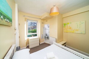 Fer et planche à repasser, lit parapluie, Wi-Fi gratuit, draps fournis