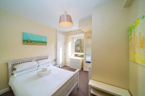 Iron/ironing board, travel cot, free WiFi, bed sheets - Manor Place - Convenience and Style (Broughty Ferry, Dundee)