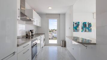 Jääkaappi, uuni, liesi, astianpesukone