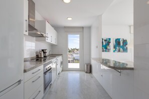 Jääkaappi, uuni, liesi, astianpesukone