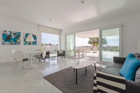 TV. Nice Apartment with a Sunny Terrace, Pool & Sea View