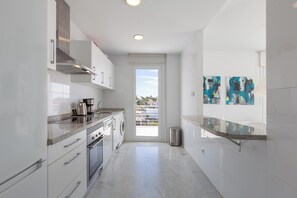 Refrigerador, horno, placa de cocina, lavavajillas