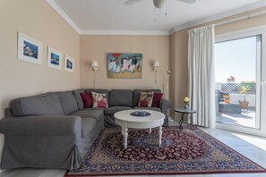 TV, DVD-spiller og stereoanlegg