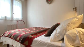 3 bedrooms, iron/ironing board, travel crib, WiFi (free)