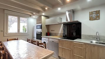 Een koelkast, een magnetron, een oven, een vaatwasser