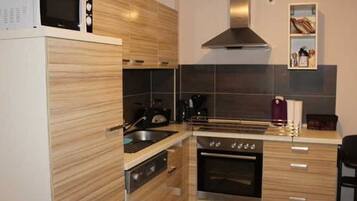 Frigorífico, microondas, horno y lavavajillas