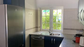 Kylskåp, mikrovågsugn, ugn och diskmaskin