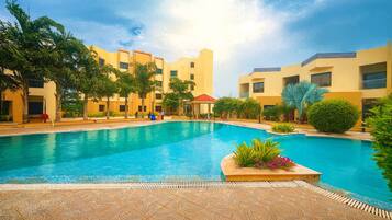 Una piscina al aire libre