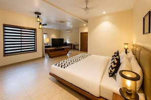 Luxury Room | In-room safe, individually decorated, individually furnished, desk