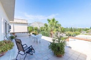 Outdoor dining - Charming holiday home in Mondello with terrace (Palermo)