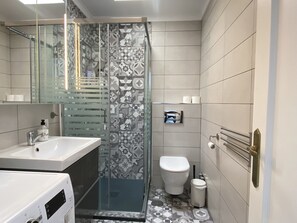 シャワー、ヘアドライヤー、タオル