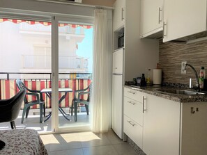 Fridge, microwave, oven, coffee/tea maker
