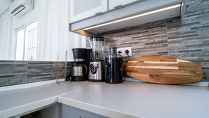 Cafetière/bouilloire, réfrigérateur, micro-ondes, four