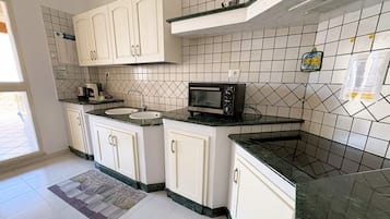 Frigorifero, forno, piano cottura, bollitore elettrico
