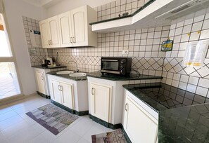 Fridge, oven, stovetop, electric kettle