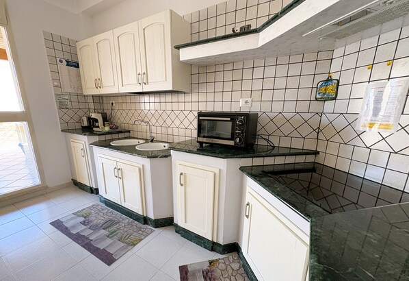 Frigorifero, forno, piano cottura, bollitore elettrico