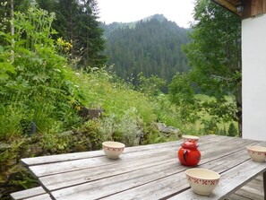 Outdoor dining - Chalet Nature, Pistes en Hiver & Alpages en Été, pour 14 Pers., Cheminée, Wifi, Balcons & Terrasse (Arêches-Beaufort)