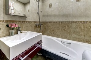 Apartment | Badezimmer | Badewanne, kostenlose Toilettenartikel, Haartrockner, Hausschuhe