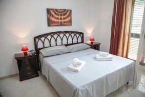 4 bedrooms, desk, iron/ironing board, travel crib - Amazing, spacious apartment with 4 bedrooms and stunning view (Cefalù)