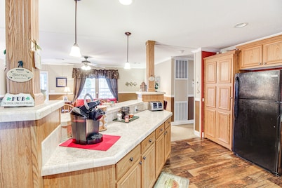 WFH-Friendly: Rural & Secluded Gem in Claxton!
