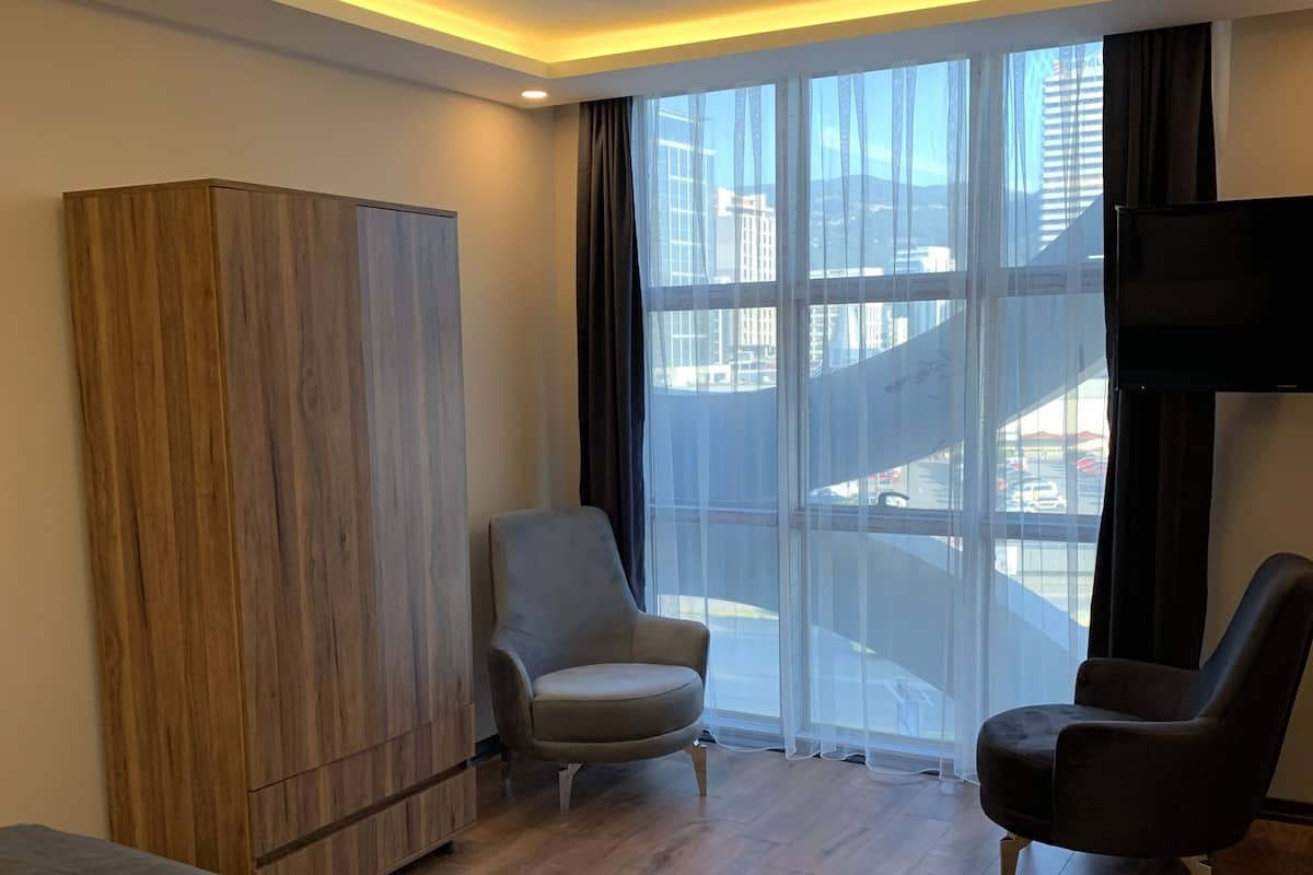 Two Bedroom Suite | 1 soveværelse, pengeskab på værelset, skrivebord