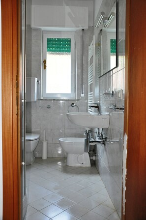 Douche, sèche-cheveux, bidet, serviettes fournies