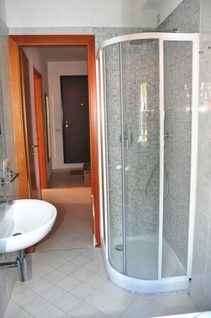 Shower, hair dryer, bidet, towels - VIA BATTISTI 231 1 (Pietra Ligure)