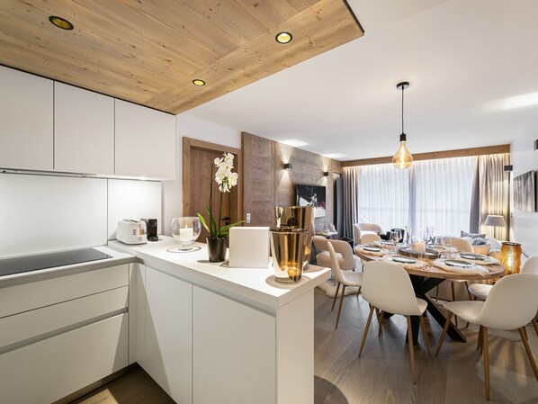 Kühlschrank, Mikrowelle, Geschirrspüler, Toaster