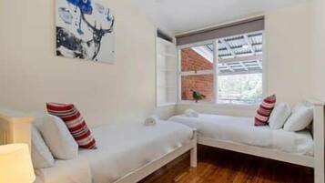 3 habitaciones, escritorio, internet gratis y ropa de cama