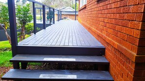 Terrace/patio - Green Leaf Retreat/PETS ALLOWED/FREE PARKING/CLOSE TO KATOOMBA & BLUE MOUNTAINS! (Wentworth Falls)