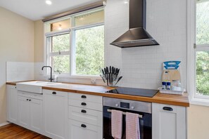 Fridge, microwave, oven, stovetop - Green Leaf Retreat/PETS ALLOWED/FREE PARKING/CLOSE TO KATOOMBA & BLUE MOUNTAINS! (Wentworth Falls)