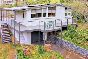 A modern two-story house with a balcony, a staircase, and a garden area. - GreenLeaf Retreat@Katoomba/BMountains-Pets Welcome (Wentworth Falls)