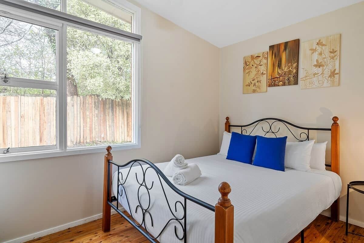3 bedrooms, desk, free Internet, bed sheets