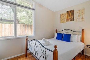 3 bedrooms, desk, internet (free), bed sheets